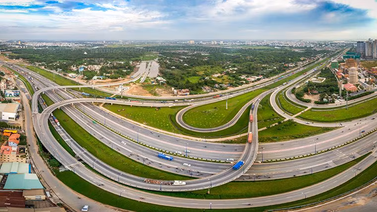 Nút giao thông ngã 3 Cát Lái (quận 2) nằm ở điểm cuối của đại lộ Đông Tây kết nối với xa lộ Hà Nội mở rộng. Đây là tuyến đường quan trong bậc nhất khu vực cửa ngõ phía đông nối TP HCM với các tỉnh Đông Nam Bộ và miền Bắc. Công trình được xây dựng với hai cầu từ cảng Cát Lái (Nguyễn Thị Định và đại lộ Mai Chí Thọ) rẽ trái về trung tâm Sài Gòn, một cầu hướng từ quận Thủ Đức rẽ trái về cảng Cát Lái, hầm Thủ Thiêm và 7 nhánh đường phía dưới. Ảnh: Henry Lee