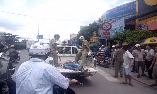 Du khách nước ngoài ngáo đá, dọa giết tài xế taxi Du khach nuoc ngoai ngao da, doa giet tai xe taxi