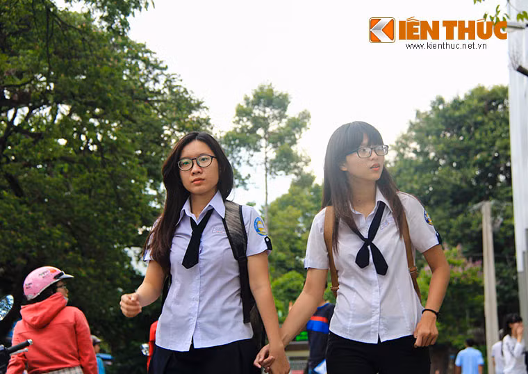 Nét buồn dịu dàng của hai nữ sinh vừa thi xong.
