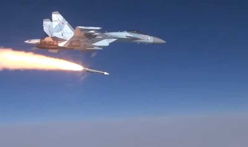 Theo thiết kế, mỗi chiếc Su-35 có thể mang tối đa 2 đạn tên lửa R-37M trong mỗi lần cất cánh làm nhiệm vụ. Việc được tích hợp R-37M khiến hiệu quả chiến đấu của nó tương đương với Su-57.