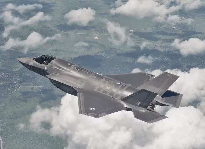 Theo một số ý kiến, có thể cho rằng các radar của S-400 Triumf đã bị chế áp trên cơ sở là sau khi xuất hiện tác động của hệ thống tác chiến điện tử, những radar này không còn quét được vùng trời.