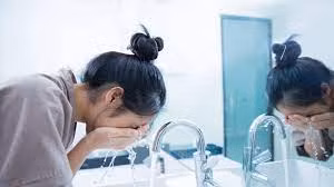 Vậy nhưng, nước lạnh khiến da dễ bị sốc nhiệt, các mạch máu gặp lạnh đột ngột sẽ nhanh chóng co lại.