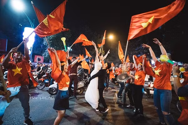 Với riêng chú rể Quang Tám, đêm qua là khoảnh khắc quá tuyệt vời, không chỉ bởi anh đã cầu hôn bạn gái và có được bộ ảnh cưới "để đời" mà còn bởi U23 Việt Nam đã làm lên lịch sử.