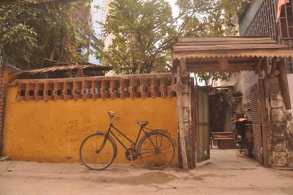 Và để thỏa mãn những niềm đam mê ấy, chàng trai 25 tuổi đã "dành cả thanh xuân" để chinh phục những cũng đường, đi tới đâu thấy ai đó có món đồ cũ không dùng đến là Văn Bắc đi xin hay nhặt nhạnh mang về.