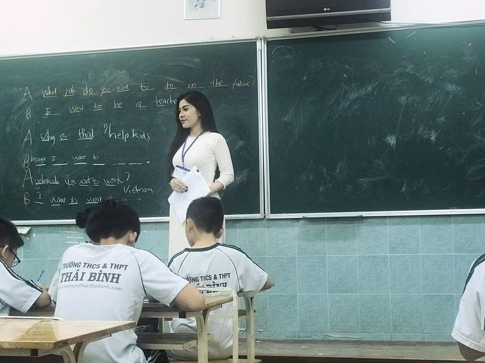 Khuôn mặt xinh đẹp cùng vóc dáng chuẩn càng được tôn lên trong tà áo dài truyền thống khi đang giảng bài của cô giáo trẻ khiến dân tình không tiếc những lời bình luận "có cánh". Có người tỏ ra ghen tỵ với học trò của cô giáo này, có người thì lại ao ước một lần được nghe cô giảng bài với "lời thề" sẽ không bao giờ "bùng" tiết của cô.