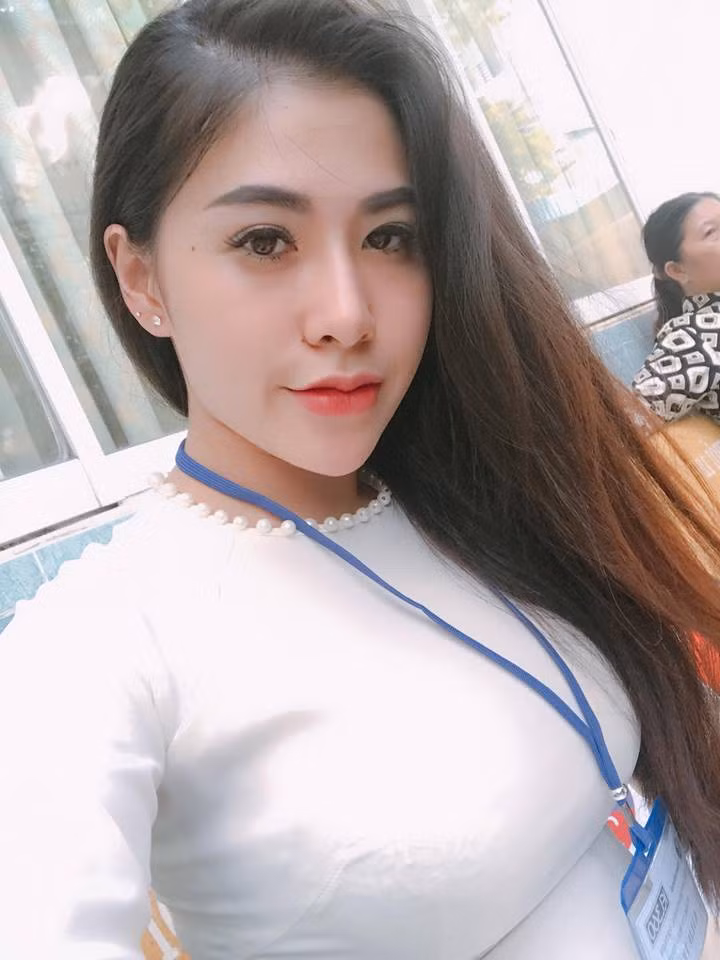 Trước sức "hot" của cô giáo xinh đẹp này, cư dân mạng cũng không phải mất quá nhiều thời gian để tìm ra danh tính cũng như trang Facebook cá nhân của nữ nhân vật chính. Theo đó, cô giáo tiếng Anh xinh đẹp này là Trần Đinh Thanh Nhàn (hay còn được biết đến với cái tên Trần Mi), hiện đang sinh sống tại TP HCM.