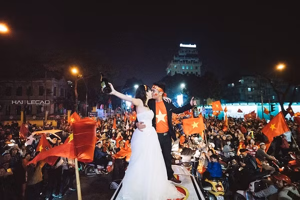 "Tôi sẽ update những hình hảnh nóng bỏng của đôi bạn trẻ hạnh phúc ngày hôm nay!", anh Hải Lê Cao hứa tung trọn bộ ảnh đang gây sốt này.