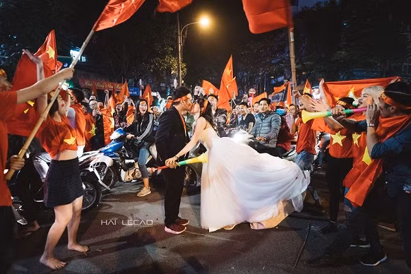 Xin chúc mừng đội tuyển U23 VN đã mang về cho Tổ Quốc niềm tự hào dân tộc mà bao nhiêu năm qua chúng ta vẫn tìm kiếm. Cám ơn các em! Cám ơn bóng đá VN đã đem lại niềm hạnh phúc vô bờ về cho hàng triệu triệu đồng bào!"