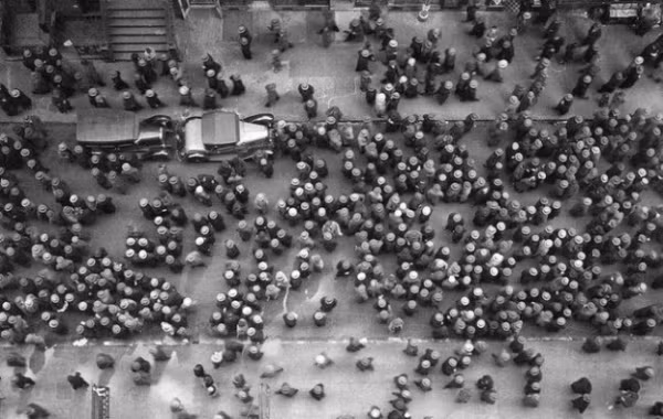 Mọi người ở New York năm 1939 đều đội mũ.