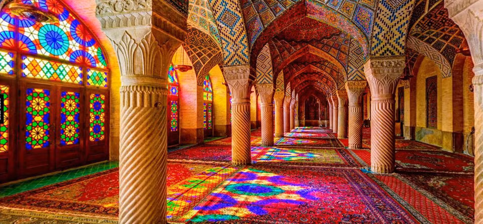 Sắc hồng là màu chủ đạo trong Nasir al Mulk.