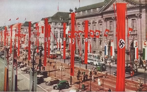 Và đây là một bức ảnh của Đức vào những năm 1930.