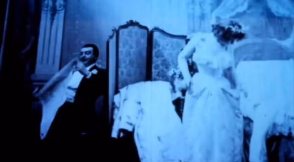 Le Coucher de la Mariée hoặc Bedtime cho cô dâu là bộ phim 'người lớn' đầu tiên trong lịch sử điện ảnh. Nó được chiếu ở Paris năm 1896.