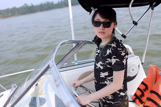 Tập thể lớp 12I2 tiết lộ, các bạn trẻ đã phải đặt mua đồng phục từ kính đến quần áo. Việc này đều nhận được sự ủng hộ từ mọi thành viên trong lớp.