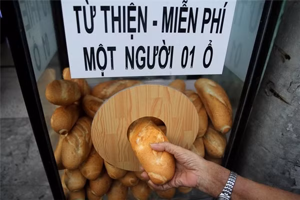 Sài Gòn không chỉ đẹp và dễ thương ở cảnh vật... mà nó còn được tô điểm bằng nhiều hành động ấm áp tình người người. Bánh mì từ thiện miễn phí - Mỗi người 1 ổ... chỉ là một trong số ít những hình ảnh như vậy xuất hiện trên đường phố Sài Gòn.