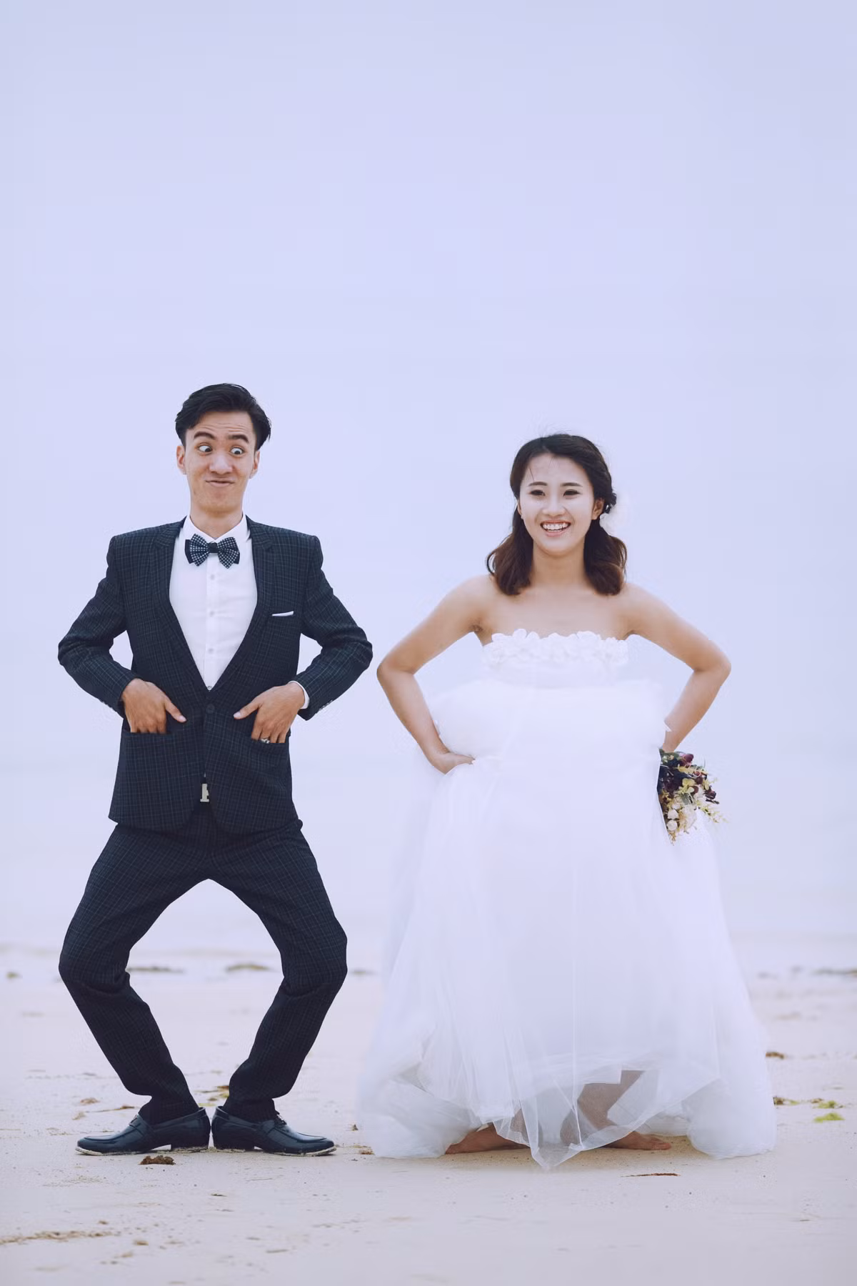 Cùng với sự trợ giúp của những bạn bè thân thiết, Dương - Hà cũng kịp thời khuấy động bờ biển Cô Tô ngày mưa bão bằng nhiều pha rượt đuổi gay cấn.