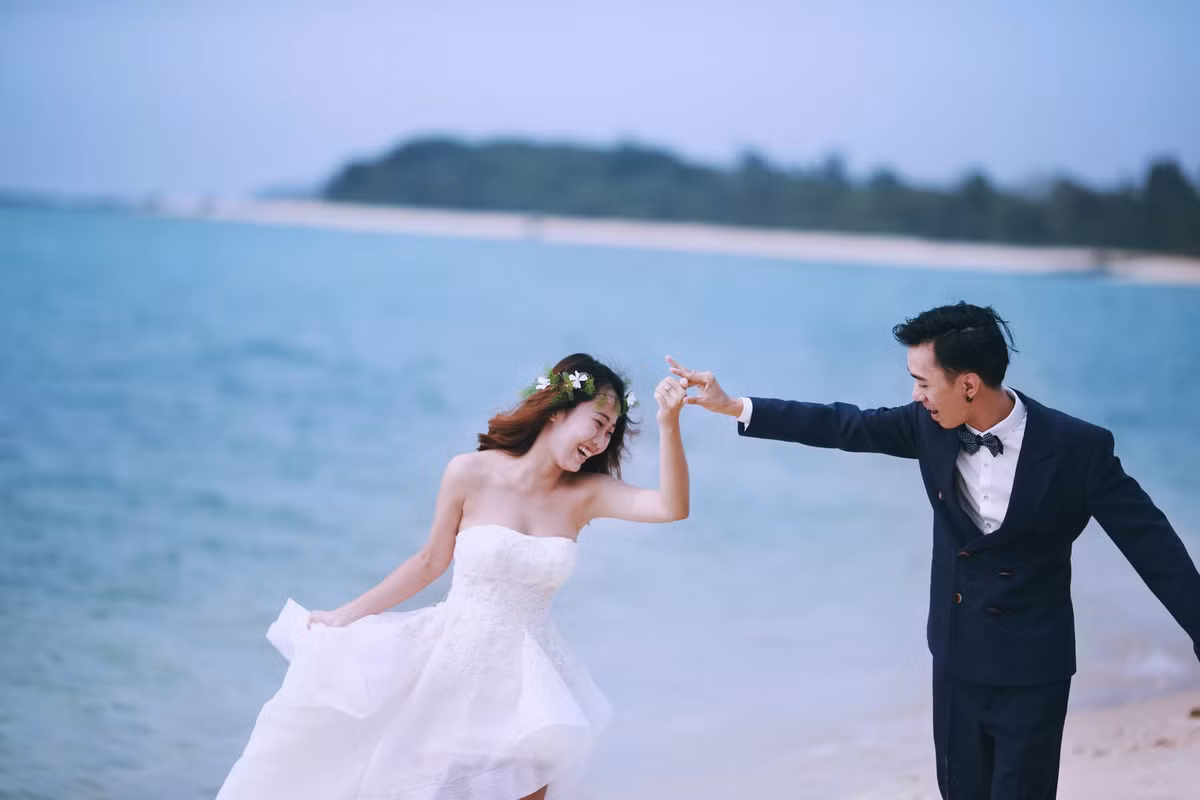 Dựa trên ý tưởng "Cô dâu chạy trốn" trong sự hài hước của đội "diễn viên quần chúng bất đắc dĩ". Bộ ảnh cưới được thực hiện tại nhiều địa điểm đẹp nổi tiếng của đảo Cô Tô (Quảng Ninh) trong 2 ngày.