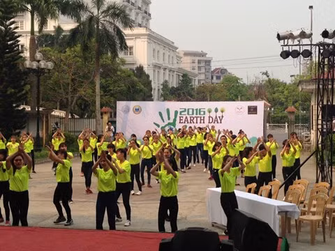 Về mặt thực tiễn, các hoạt động chào mừng Ngày Trái đất cũng đã diễn ra trong suốt một tuần qua ở nhiều quốc gia trên thế giới và cả ở Việt Nam. Trong Ngày Trái đất, mọi người thường tổ chức các hoạt động nhằm mục đích bảo vệ môi trường như tuyên truyền kêu gọi mọi người chung sức bảo vệ môi trường sống, tổ chức trồng cây xanh, thu gom rác thải, bảo vệ môi trường sống xanh sạch đẹp. Ảnh: Công an TP HCM.