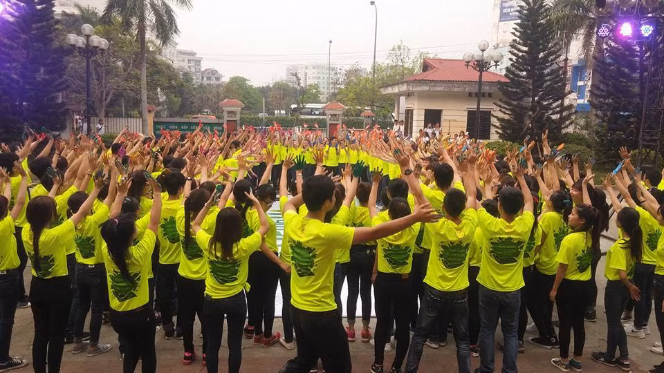 Đặc biệt, chương trình còn có phần đồng diễn nhảy flash mob xếp hình cây xanh của gần 1.000 đoàn viên thanh niên; ký tên - in bàn tay lên bảng dài 10m để kêu gọi chung tay bảo vệ môi trường. Ảnh: Công an TP HCM.