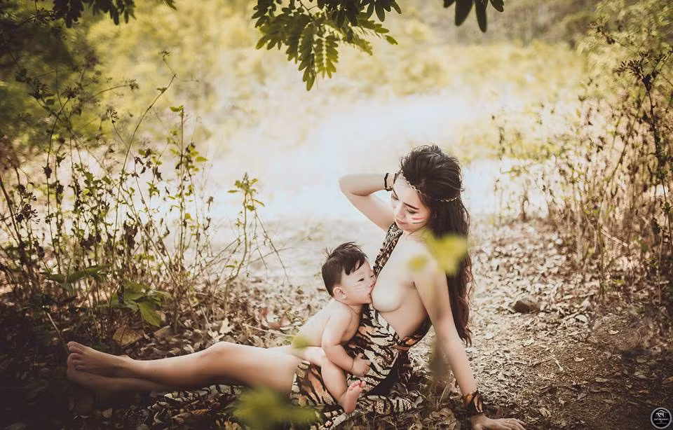 Với trang phục và cách sắp xếp cảnh vật, người ta cũng không quá khó để nhận ra chủ đề mà bộ ảnh muốn nói đến. "Mẹ thổ dân cho con bú" đang là từ khóa được tìm kiếm hot nhất thời gian gần đây. Ảnh: Tài Linh Art.