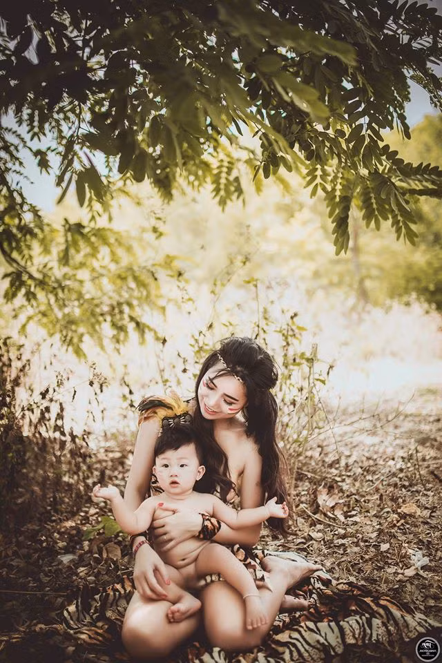 Từng có không ít bộ ảnh bán nude được thực hiện theo concept mẹ con, nhưng có lẽ sự độc đáo và mới lạ của bộ ảnh này được giới chuyên môn và người hâm mộ đề cao khen ngợi. Ảnh: Tài Linh Art.