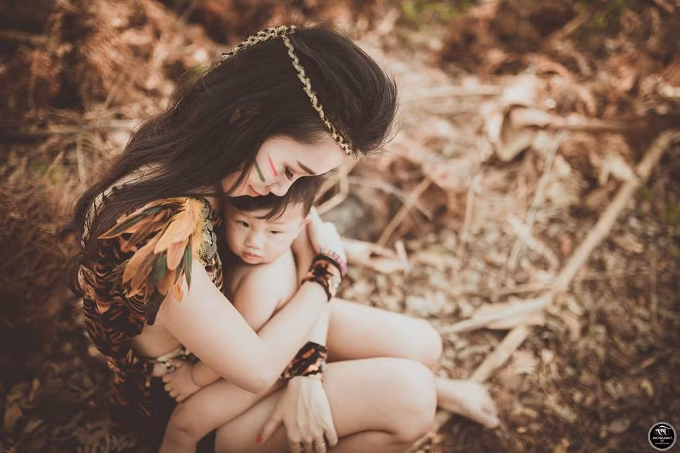 Ý nghĩa của bộ ảnh được chủ nhân thể hiện rất thành công qua sự biểu cảm rất tự nhiên của hai mẹ con mẫu ảnh. Ảnh: Tài Linh Art.
