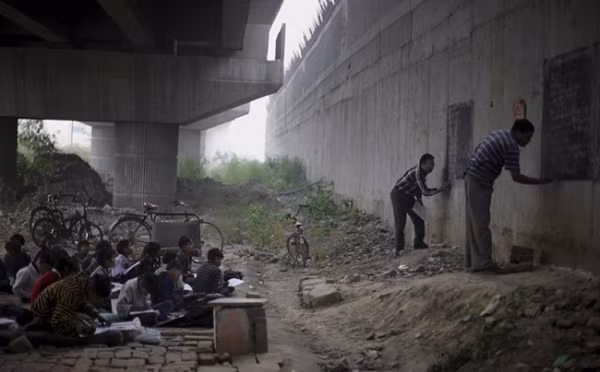 Hai giáo viên tình nguyện đã mang đến hàng ngàn bài học miễn phí cho trẻ em nghèo ở New Dehi, Ấn Độ - Việc tốt mỗi ngày.