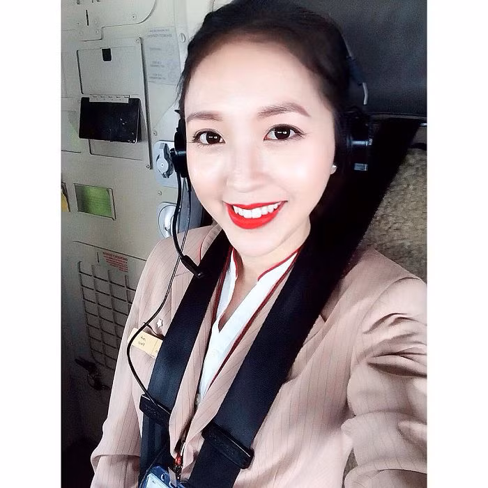 Thường xuyên đăng các bức ảnh trong đồng phục ngành, màu son đỏ tươi luôn được người đẹp yêu chuộng để tôn nụ cười ngọt ngào đốn tim triệu người.