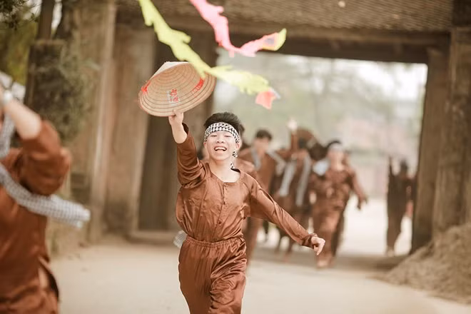 Với mong muốn đem tới sự độc đáo, rũ bỏ trào lưu bột màu, bóng nước từ những năm trước, đồng thời tạo một ngày vui vẻ bên nhau, đại diện lớp đã thống nhất lưu lại khoảnh khắc đáng nhớ tại khu Làng cổ Đường Lâm (Hà Nội).