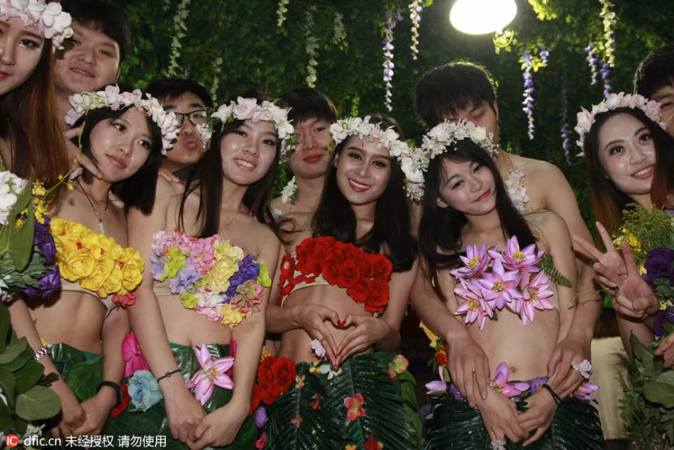 Đám cưới được ủng hộ vì sự tiết kiệm và ý nghĩa nhân văn sâu sắc của nó được truyền tải đến cộng đồng.