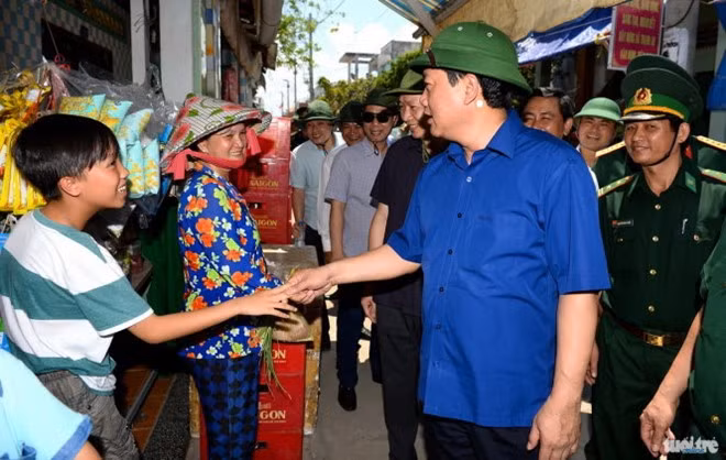 Bí thư Thành uỷ trò chuyện với người dân sinh sống ở hai bên đường.