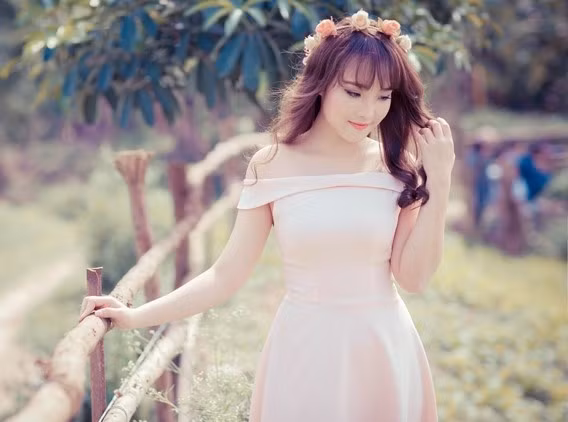 Năm 2014, Nguyễn Nhật Lệ đăng quang Hoa khôi Sinh viên Hà Nội - iMiss Thăng Long. Tại cuộc thi này, cô gái sinh năm 1995 ẵm luôn giải phụ Miss Tài Năng. Nữ sinh Học viện Ngoại giao còn “giật” giải Vàng Tuyên truyền giới thiệu sách thành phố Hà Nội 2012 và khen thưởng của Bộ Ngoại giao về sinh viên có thành tích hoạt động xuất sắc trong công tác Đoàn và phong trào thanh niên năm học 2014-2015.