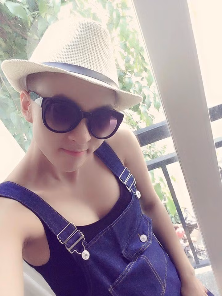 Ngay cả khi không có tóc, "mỹ nhân đầu trọc" ca sỹ Hoa Di Linh cũng rất đáng yêu, tinh nghịch... Ảnh: FBNV.