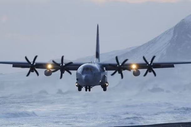 So với phiên bản C-130 thế hệ cũ thì biến thể C-130J được trang bị cánh quạt 6 lá cùng động cơ thế hệ mới có tác dụng làm giảm tiếng ồn, cho hiệu suất hoạt động cao hơn hẳn.