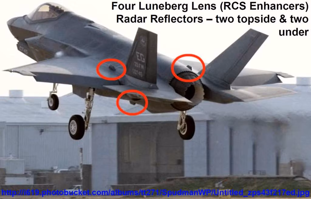 Bên cạnh đó, tiêm kích F-35 còn thường xuyên che giấu diện tích phản xạ radar thực của mình bằng cách đeo thêm thiết bị có tên gọi Luneburg Lens để làm tăng chỉ số RCS.