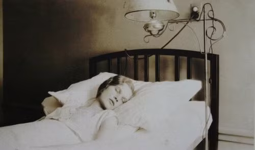 Theo các chuyên gia, những người mắc căn bệnh Encephalitis lethargica có những triệu chứng ban đầu là buồn ngủ và khó tỉnh dậy như bình thường.