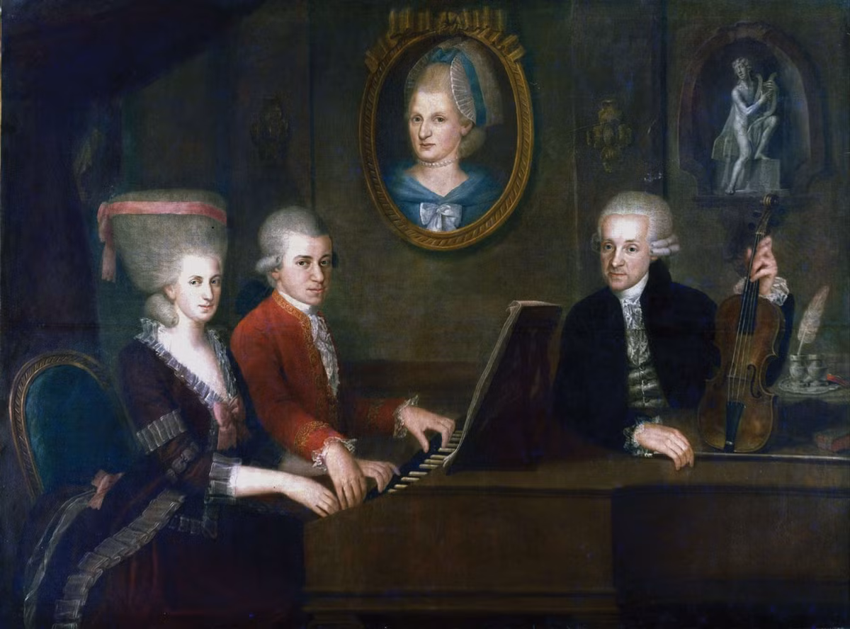 Bản giao hưởng đầu tiên được Mozart viết vào năm 8 tuổi. Bốn năm sau, ông viết bản nhạc kịch opera đầu tiên. Kể từ đó cho đến khi qua đời, thiên tài âm nhạc này sáng tác hơn 600 tác phẩm và được mời đến nhiều nước châu Âu biểu diễn.