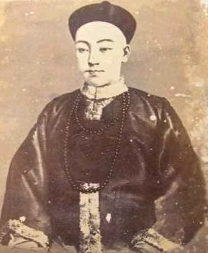 Sinh năm 1871, hoàng đế Quang Tự kế vị ngai vàng sau khi vua Đồng Trị đột ngột băng hà mà không có con cái. Theo đó, Từ Hi thái hậu cùng các quan đại thần quyết định lập con trai thứ của Thuần Thân Vương Dịch Hoàn (chính là vua Quang Tự) lên làm vua.