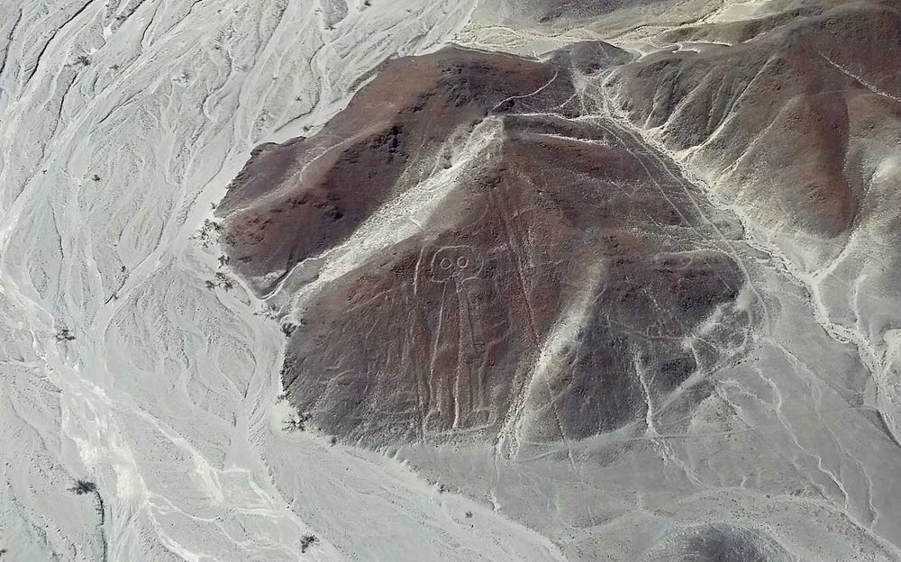 Sau khi xuống UFO, sinh vật ngoài Trái đất ghé thăm và trò chuyện với người Nazca về nhiều lĩnh vực.