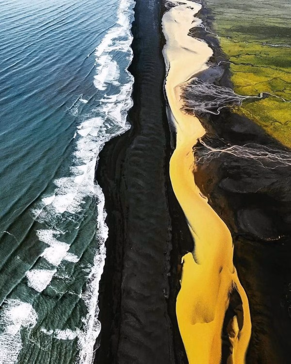 Ở Iceland luôn đầy ắp những gam màu rực rỡ của cầu vồng. Những con đường cầu vồng được tạo ra ở đất nước này để thể hiện sự ủng hộ mạnh mẽ của họ dành cho niềm kiêu hãnh, sự đa dạng và sự chấp nhận lẫn nhau.