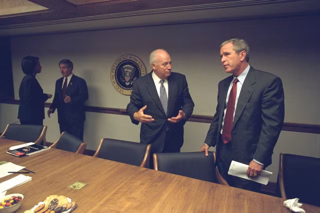 Theo các phương tiện truyền thông, Phó Tổng thống Dick Cheney và một số quan chức cao cấp trong chính phủ Mỹ ở Trung tâm Hoạt động khẩn cấp khi xảy ra vụ tấn công khủng bố ngày 11/9/2001.