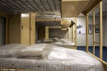 Thêm nữa, bên trong boongke dưới khách sạn Greenbrier tích đủ thực phẩm cho 30 năm. Công trình này có 1.100 giường, một nhà bếp, bệnh viện, bãi đáp máy bay, trung tâm phát thanh...