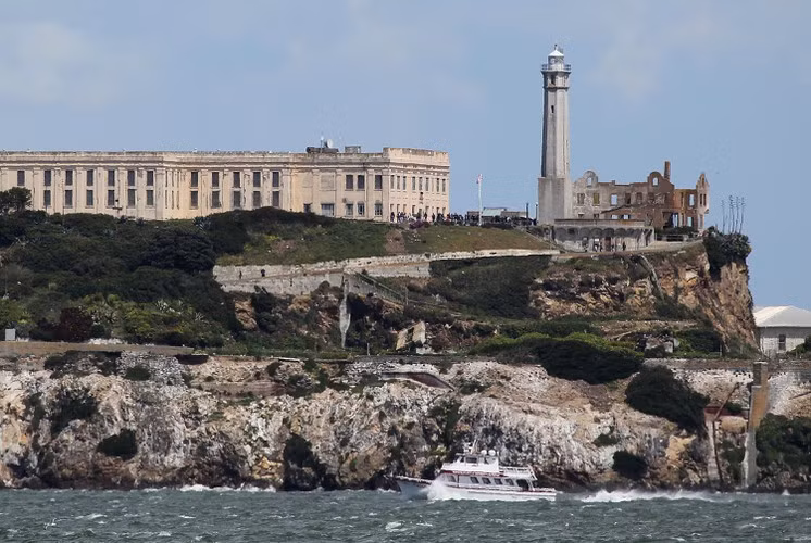 Khi cố gắng vượt qua tháp canh của nhà tù Alcatraz, Limerick và Franklin bị lính canh dùng súng bắn trúng. Hậu quả là Limerick chết trong khi Lucas và Franklin bị bắt giữ sau đó. Lucas và Franklin bị đưa ra xét xử vì gây ra cái chết của cai ngục Royal Cline. Theo đó, cả 2 lĩnh án tử hình.