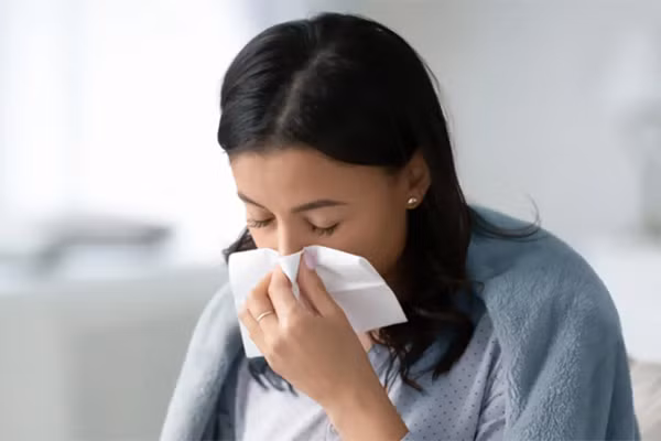 Các triệu chứng của Covid-19 ngày càng giống cảm lạnh Cac trieu chung cua Covid-19 ngay cang giong cam lanh