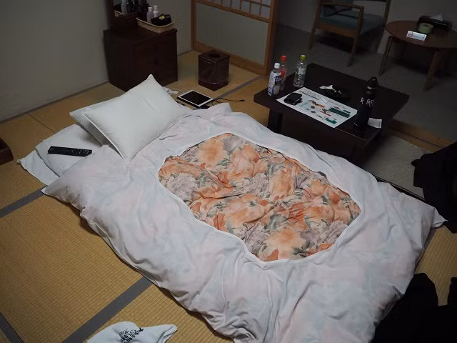 Cụ thể, người Nhật Bản thường ngủ chiếc chiếu tatami trải trên sàn gỗ. Họ cũng dùng chiếc gối kiều mạch. Khi nằm ngủ như vậy, người dân sẽ cảm thấy thoải mái, dễ chịu và dễ dàng có một giấc ngủ ngon.