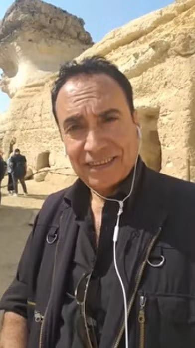 Mới đây, ông Reda Abdel Halim (trong ảnh), Giám đốc quan hệ công chúng của khu kim tự tháp Giza thuộc Bộ Du lịch và Cổ vật Ai Cập, gây xôn xao dư luận khi tuyên bố đã phát hiện một bức tượng mới tương tự như tượng Nhân sư ở Giza.