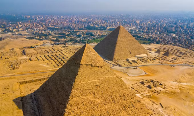 Trong hơn 1 thiên niên kỷ, các pharaoh Ai Cập cho xây dựng kim tự tháp trong thời gian trị vì. Những công trình bề thế này tượng trưng cho quyền lực và sự giàu có của nhà vua cũng như thúc đẩy tín ngưỡng tôn giáo.
