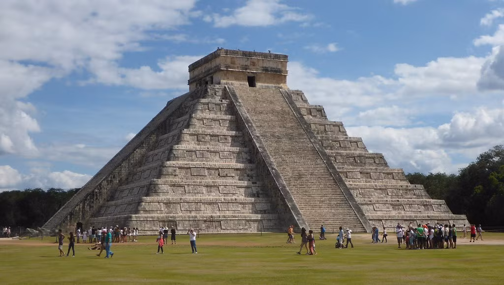 Một trong những kim tự tháp nổi tiếng nhất của người Maya là El Castillo (hay còn gọi Kukulkan). Công trình cao 24m, bao gồm 365 bậc cầu thang. Số bậc thang tương ứng số ngày trong một năm dương lịch.