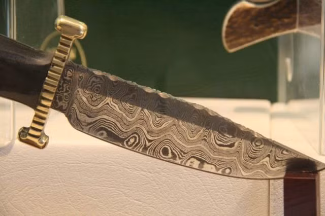 Theo các ghi chép, những thanh kiếm được rèn từ thép Damascus sắc bén tới mức có thể cắt đứt sợi tóc cũng như xuyên thủng áo giáp một cách dễ dàng.