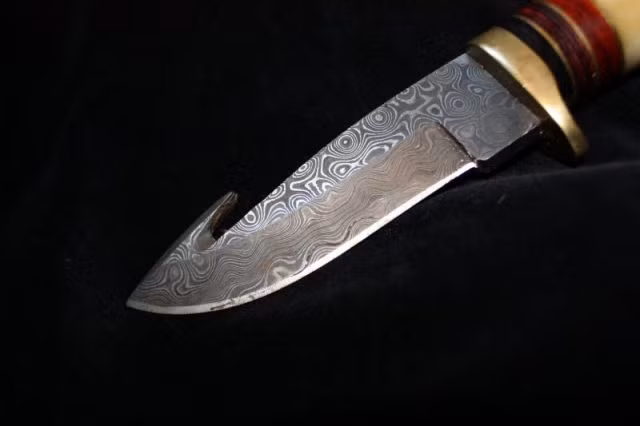 Các nhà nghiên cứu cho rằng, thép Damascus dùng để rèn kiếm thời Trung cổ có lịch sử ra đời từ hàng nghìn năm trước. Nó được cho xuất hiện đầu tiên là ở Ấn Độ cổ đại.