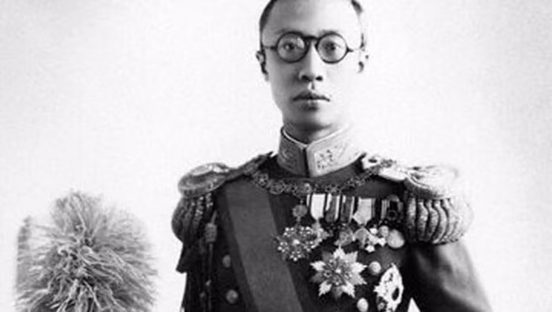 Do lên ngôi khi tuổi còn quá nhỏ nên hoàng đế Phổ Nghi trị vì dưới sự kèm cặp của một quan nhiếp chính, ban đầu là cha ông và từ tháng 12/1911 là Thái Hậu Long Dụ.